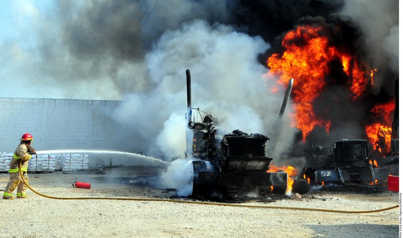 Comando armado incendia empresa en Tabasco