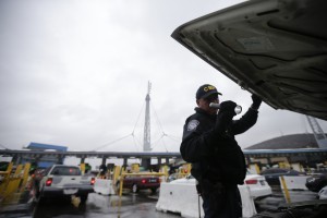 El renovado puerto de ingreso de Mariposa, que tiene ocho carriles comerciales y 12 para vehículos de pasajeros, ha ayudado a disminuir las largas esperas, pero éstas persisten durante la época navideña. Foto: AP