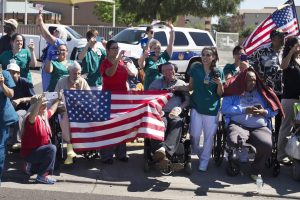 Personal del Hospital de Veteranos despide al mandatario estadounidense. Foto: AP