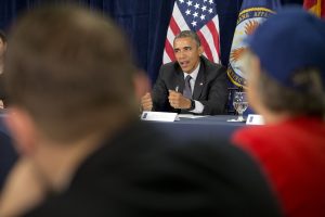 Barack Obama se comprometió ante autoridades del Hospital de Veteranos de Phoenix a agilizar lal atención a ex combatientes. Foto: AP