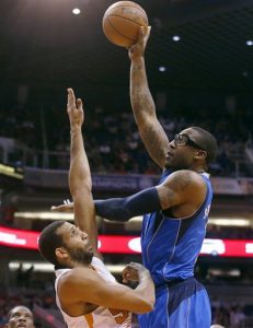 Amare Stoudemire (derecha), de los Mavericks de Dallas, lanza a canasta por encima de su rival de los Suns de Phoenix Brandan Wright durante el primer cuarto de