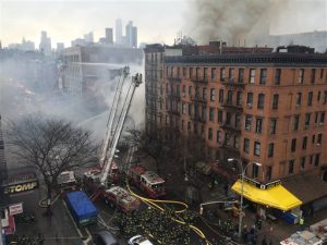 Humo sale de un edificio en el barrio East Village de Nueva York en la escena de un gran incendio y derrumbe parcial del inmueble el jueves 26 de marzo de 2015.