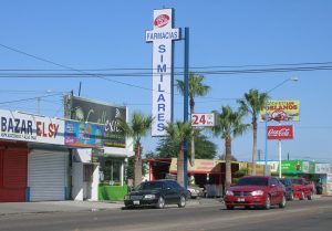 Consumidores de ciudades fronterizas tienen la ventaja y posibilidad de adquirir productos de uso diario en México o Estados Unidos, con un mayor inventario, pero la depreciación del peso frente al dólar reforzó el consumo interno. Foto: Notimex