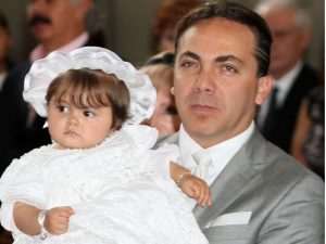 Cristian Castro al lado de su pequeña Rafaela. Foto: Mixed Voces