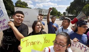 Según datos estatales, unos 4,500 estudiantes en el estado que se gradúan cada año de la secundaria podrían ser elegibles para beneficiarse de la propuesta. Foto: AP Archivo