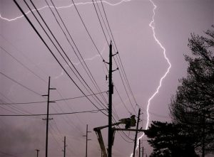 Relampagos caen mientras un grupo trabaja en una línea de electricidad al este de la calle 15 apenas al oeste de Sheridan, Oklahoma