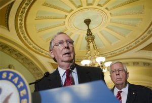 El líder de la mayoría republicana en el Senado, Mitch McConnell de Kentucky, acompañado por el senador Mike Enzi, republicano de Wyoming. Foto: AP