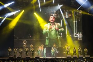 Jorge Medina, Isidro Beltrán, Vincen Melendres, vocalistas de la banda, junto con don René y los 15 músicos más, ofrecieron una mágica noche. Foto: Cortesía Cumbre Tajín/Fernando Aceves