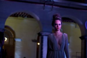 Una modelo luce creaciones de la diseñadora Shantall Lacayo. Foto: AP