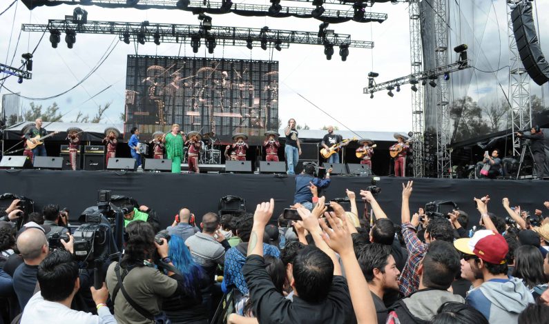 Paquita la del Barrio canta y encanta en el Vive Latino