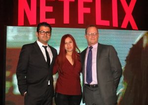 El director guatemalteco Kenneth Müller, izquierda, Vanesa Sánchez, representante de la distribuidora Cinestesia y Jonathan Friedland vicepresidente de comunicación global corporativa de Netflix posan para un retrato tras el anuncio de los ganadores de la primera edición del Premio Netflix en Mexico