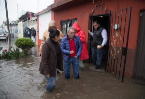 El gobernador, Salvador Jara Guerrero realizo un recorrido por la colonia Carlos Salazar. Esta colonia es una de las más afectadas por las lluvias de este fin de semana, que ha comenzado a generar el desbordamiento de los ríos de la capital michoacana. Foto: Notimex