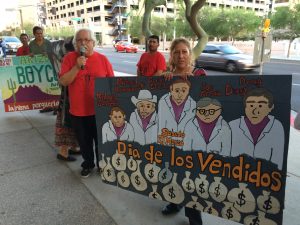 Salvador Reza, dirigente de Tonatierra, encabezó las protestas afuera del Comerica Theatre. Foto: Moxed Voces