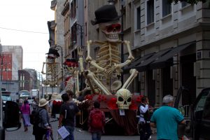 Trabajadores de la producción de la película Spectre del agente británico James Bond, continúan laborando en el set ubicado en las calles de Tacuba y Donceles del Centro Histórico de la ciudad de México. Foto: Notimex