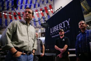 El senador Ted Cruz, izquierda, en una reunión con sus colaboradores previo al discurso en el que anunció el lanzamiento de su candidatura presidencial para 2016, en la Universidad Liberty de Lynchburg, Virginia. Foto: AP