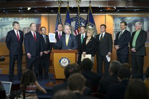 El presidente de la comisión de presupuesto de la Cámara de Representantes Tom Price (centro) junto con algunos de sus compañeros del Partido Republicano. Foto: AP