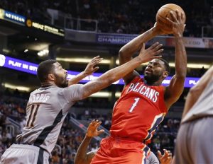 Tyreke Evans, de los Pelicans de Nueva Orleans, dispara por encima de Markieff Morris, de los Suns de Phoenix, durante la primera mitad del juego. Foto: AP