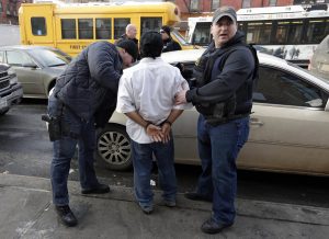 Mediante la Operación Streamline, las autoridades imponen cargos y sentencias carcelarias a inmigrantes acusados de reincidencia por entrar en el país sin autorización. Foto: AP