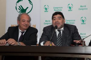 El director mundial de “Scholas”, José María del Corral y ex astro del fútbol mundial, Diego Armando Maradona, durante una breve conferencia de prensa en la sede de la Radio Vaticana, donde se presentaron varios  proyectos de la organización “Scholas 