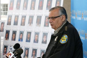 Cada vez surgen más argumentos en contra del sheriff del Condado Maricopa. Foto: AP