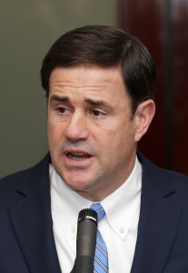 Ducey vetó la iniciativa de ley HB 2524 que habría permitido a Arizona el unirse a un acuerdo con otros estados para desarrollar leyes de transferencia de armas de fuego uniformes.