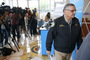 Arpaio podría enfrentar multas y otras sanciones si es declarado culpable de desacato, junto con un posible proceso penal. Foto: AP