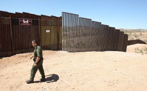 Mencionó que el agente fue capaz de controlar al agresor y lo puso bajo arresto, quien fue identificado como un ciudadano de México, de 15 años de edad.