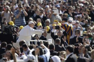 De formación jesuita, Francisco ha colocado a los pobres y los jóvenes en el centro de su discurso. Foto: AP