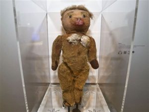 El oso de felpa del diseñador francés Jean Paul Gaultier Nana en la exposición "The Fashion World of Jean Paul Gaultier". Foto: AP