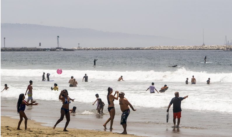 Playa de Los Angeles podría permitir topless