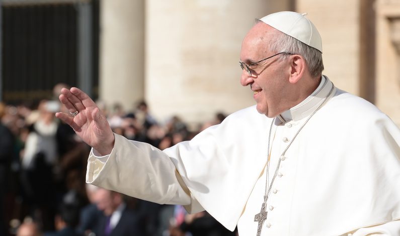 El Papa sorprende visitando oficinas del Vaticano