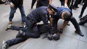 Las nuevas recomendaciones para la policía se producen luego de recientes incidentes en los que han muerto personas de la comunidad afroamericana. Foto: AP