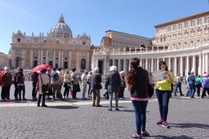 Entre “selfies” de visitantes chinos, grupos de curiosos agolpados ante la estatua de La Piedad, flores en la tumba de Juan Pablo II a 10 años de su muerte y fieles haciendo fila para confesarse, El Vaticano vivió este Jueves Santo entre turismo y religión. Foto: Notimex