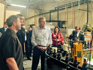 El ex gobernador de Florida Jeb Bush, aspirante presidencial republicano, visita este jueves Arizona. Foto: Cortesía Cámara de Comercio de Arizona