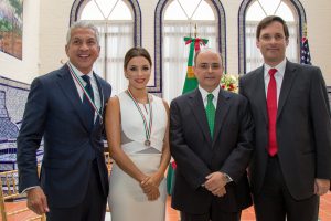 50505058. Washington.-  Como parte de la conmemoración del 153° aniversario de la Batalla de Puebla, el subsecretario para América del Norte, Sergio Alcocer encabezó este martes la entrega del reconocimiento Ohtli nacional a Eva Longoria y Javier Palomarez, por su trabajo a favor de la comunidad mexicana e hispana en Estados Unidos, durante una ceremonia, en el Instituto Cultural de México en Washington. NOTIMEX/FOTO/ESPECIAL/COR/ACE/