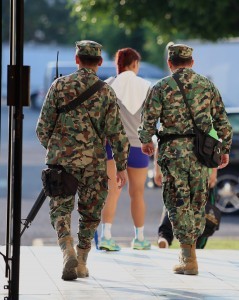 Se podrán expedir permisos extraordinarios de ingreso y portación temporal de armas de fuego a servidores públicos extranjeros de migración o aduanas. Foto: Notimex