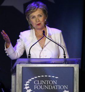 Hillary Rodham Clinton habla durante una función de gala de la Fundación Clinton en el Museo de Historia Natural de Nueva York. Foto: AP