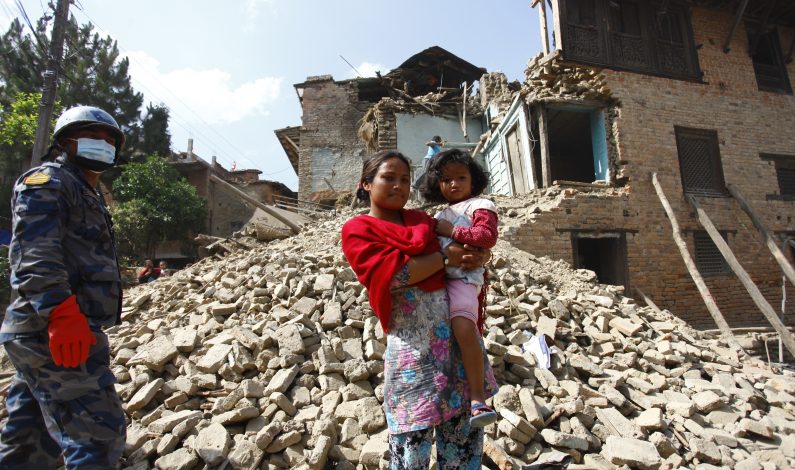 Recorre primer ministro epicentro de terremoto en Nepal