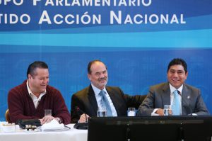 El coordinador de los diputados panistas, José Isabel Trejo Reyes, el presidente nacional del PAN, Gustavo Madero Muñoz y el coordinador del PAN en el Senado, Jorge Luis Preciado Rodríguez. Foto: Notimex