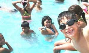 Durante el verano extrema precauciones cuando tus hijos estén cerca del agua. Foto: Cortesía