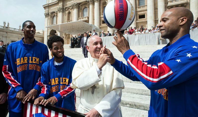 El papa se luce con los Globetrotters