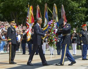 Presidente Barack Obama, accompañado por el mayor general Jeffrey S. Buchanan, comandante del distrito militar de Washington, izquierda, y con ayuda del sargento John C. Wirth, coloca una ofrenda floral en la Tumba de los Soldados Desconocidos, lunes 25 de mayo de 2015, Día de los Caídos, en el Cementerio de Arlington, Virginia. (AP Foto/Pablo Martinez Monsivais)