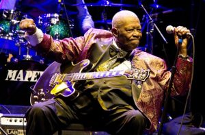 B.B. King durante su presentación en el Club Nokia en Los Angeles en una fotografía de archivo del 11 de noviembre de 2011. King murió el 14 de mayo de 2015 a los 89 años. Dos de sus hijas han acusado a dos de los empleados más cercanos de King de envenenarlo. (Foto Paul A. Hebert/Invision/AP, archivo)