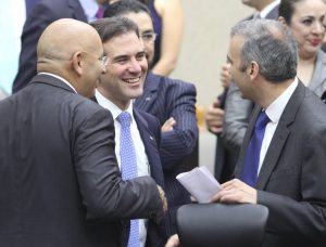 El representante del PAN, Francisco Garate, el Consejero Presidente Lorenzo Córdova y el consejero, Benito Nacif, durante la sesión del INE. Foto: Notimex