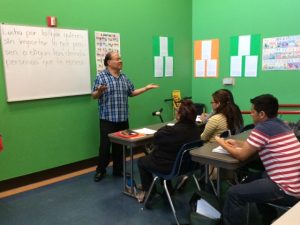 Students take a break from the computer lab to practice reading orally and writing in Spanish. Foto: Mixed Voces