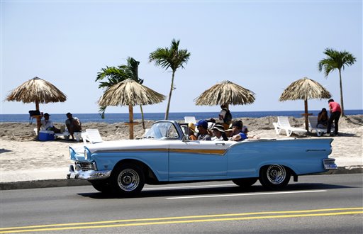 Malecón de La Habana se convierte en galería de arte