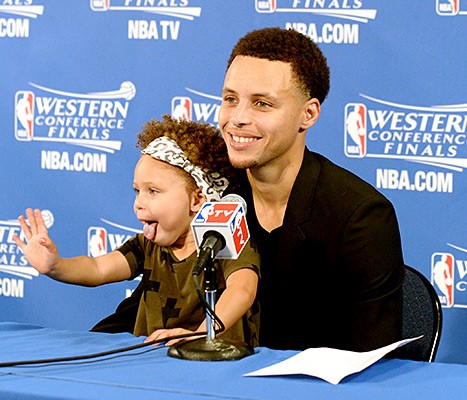 Hija de Stephen Curry se roba el show