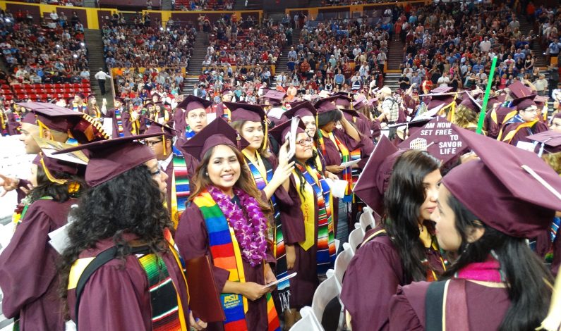 Celebran estudiantes en la Convocatoria Hispana