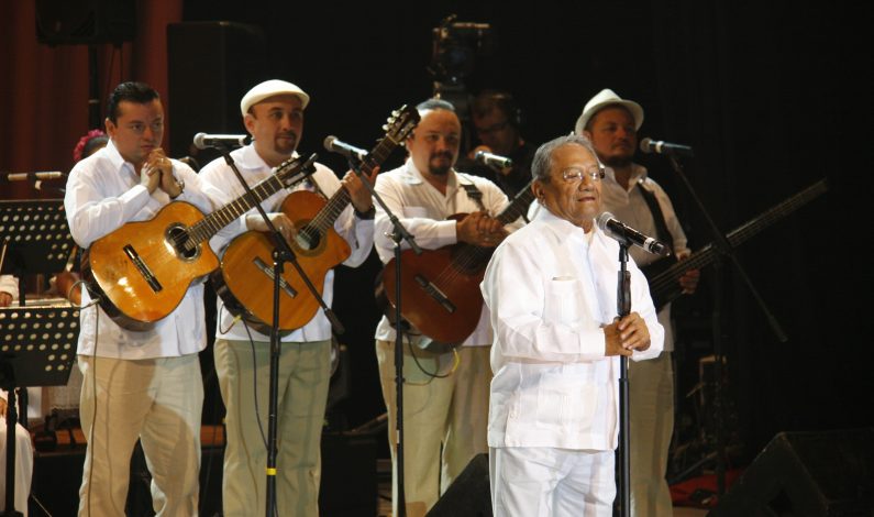 Armando Manzanero recibe romántico homenaje en su tierra natal