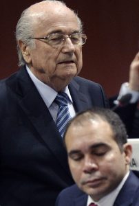 El presidente de la FIFA, Joseph Blatter, izquierda, camina detrás del príncipe Alí bin al-Hussein durante el congreso de la FIFA en Zúrich, Suiza. Foto: AP